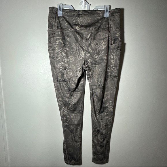 Chico’s Zenergy So Slimming Paisley Print Cargo Pocket Leggings Size 2 (12-14) - Picture 4 of 9
